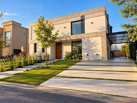 Casa de Diseño moderno con pileta