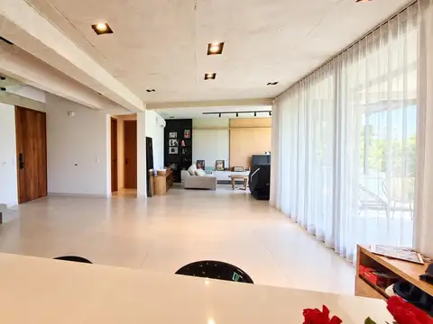 Casa de Diseño con Jardin y pileta