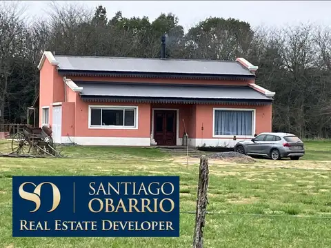  Linda casa de 165 m2 cubiertos y 30 semi - cubiertos Living comedor con cocina incorporada con vista a una laguna propia. Dos dormitorios Dos baños E