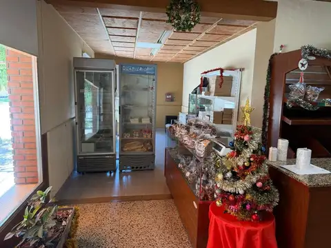 Casa 8 ambientes con 2 baños