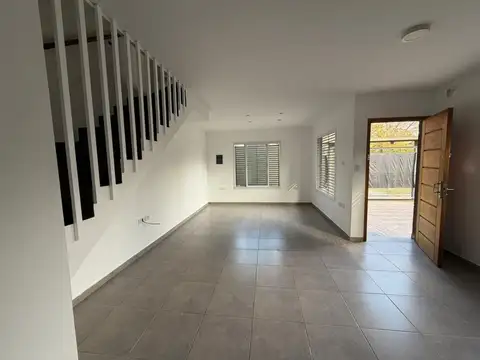 Casa en Alquiler con 2 cocheras