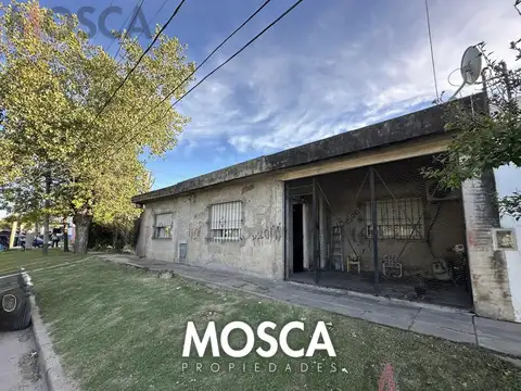 CASA EN VENTA ESQUINA COMERCIAL MORENO
