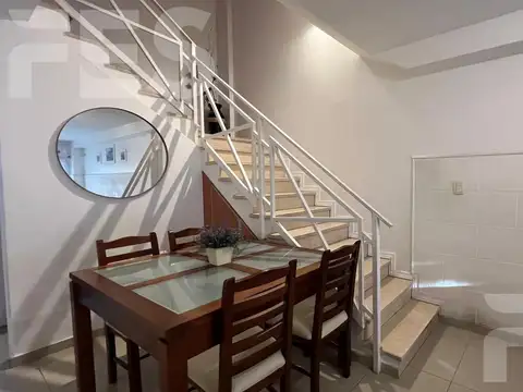 Casa en venta duplex Triplex luminoso y en excelente estado Villa Pueyrredon 4 5 ambientes