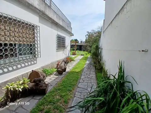 Casa 6 ambientes con 2 baños