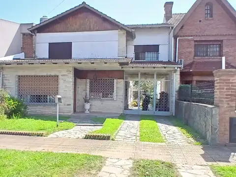 GRAN CASA CON PARQUE A METROS DE AV. JAURETCHE Y CENTRO DE HURLINGHAM