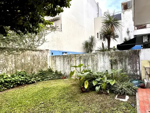 ALQUILER MONOAMBIENTE CON PATIO Y JARDIN. VILLA DEVOTO.