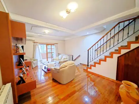 CASA TRIPLEX 5 AMBIENTES BARRIO NAÓN- MATADEROS
