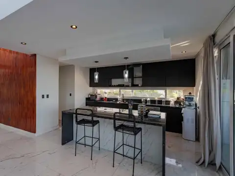 Casa en Venta con 6 cocheras