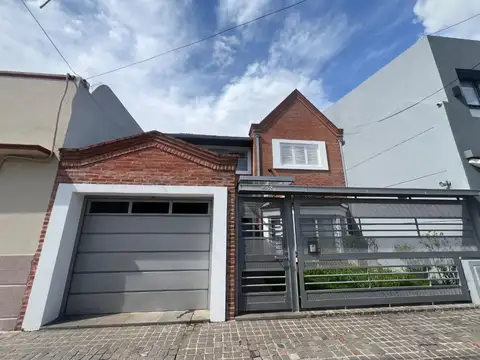 Casa 5 ambientes Pileta Cochera Barrio Naon