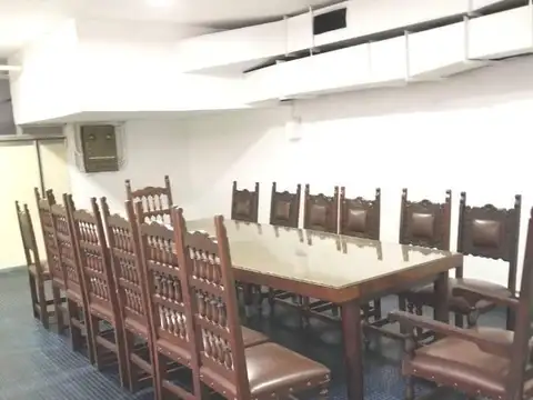 Oficina 8 ambientes con 2 baños