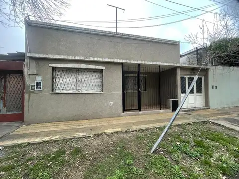 VENTA EXCELENTE CASA DE 3 AMBIENTES EN LOTE PROPIO CON DEPOSITO EN CARAPACHAY