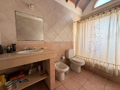 Casa en Venta con 3 cocheras