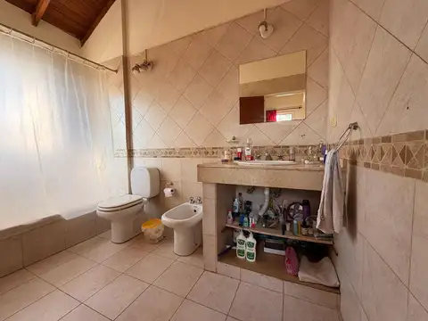 Casa 5 ambientes con 2 baños