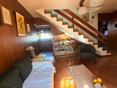 Casa 7 ambientes con 2 baños