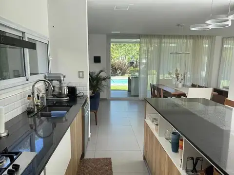 Casa en Alquiler con 2 cocheras