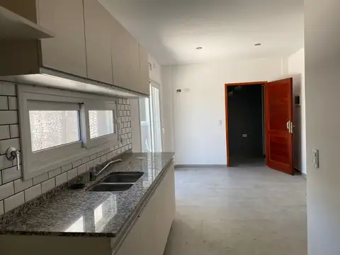 Departamento 2 ambientes al frente con cochera — Excelente ubicación en Padua