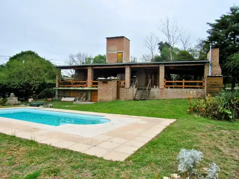 VENTA CASA 3 DORMITORIOS - MOLINARI CON PILETA