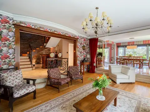 Casa en Venta con 2 cocheras