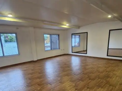 SALON COMERCIAL EN PRIMER PISO