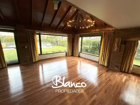 Casa en Alquiler con 1 cochera