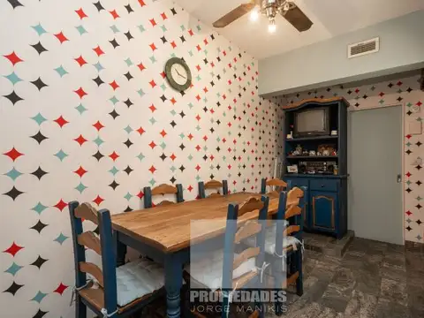 Venta. Cuatro ambientes. Balcón corrido. Dos baños. Av Montes de Oca