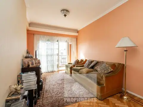 Venta. Cuatro ambientes. Balcón corrido. Dos baños. Av Montes de Oca