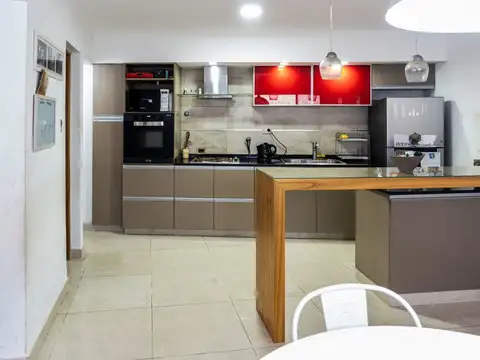 CASA EN VENTA TRES DORMITORIOS PARQUE CASADO