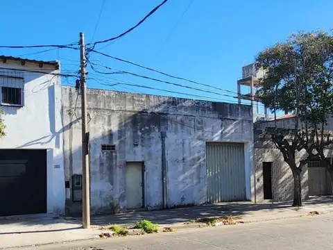 GALPON 305m2 cubiertos, 510 m2 totales ZONA INDUSTRIAL
