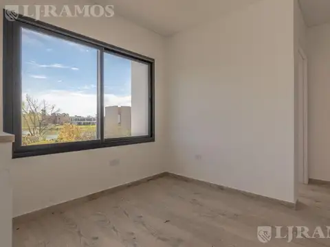 Casa en Venta con 4 cocheras