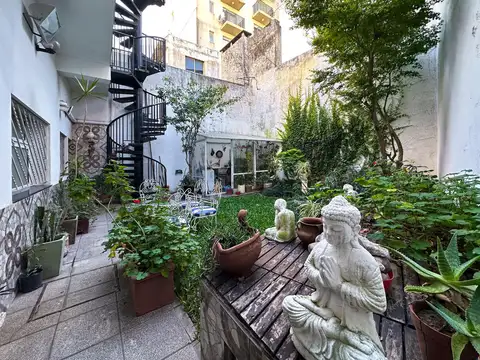Casa de dos pisos con jardín y pileta en Barrio Abasto