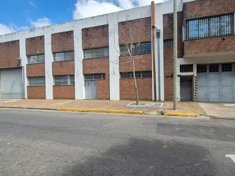 En venta Edificio comercial / Galpón con oficinas, 1600m2, Z. Industrial - V. Martelli
