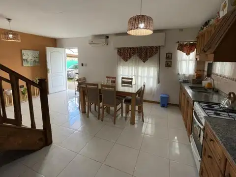 Casa 4 ambientes con 2 baños