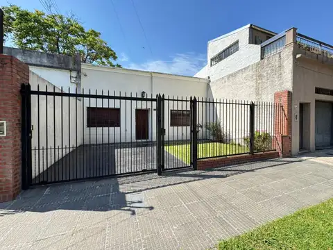 Casa en Planta baja con cochera y Jardin.