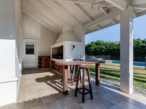 Casa en Alquiler con 3 cocheras