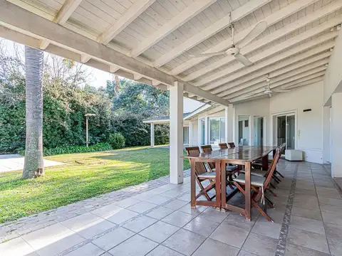 Casa 9 ambientes con 5 baños