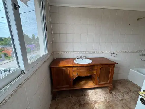 Casa 4 ambientes con 2 baños