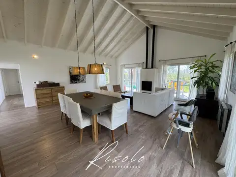 Casa 5 ambientes con 2 baños