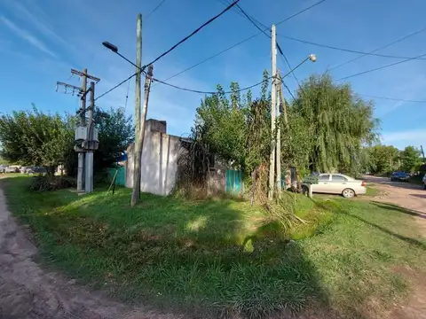 LOTE ESQ 200M2 CON VIVIENDA A RECICLAR