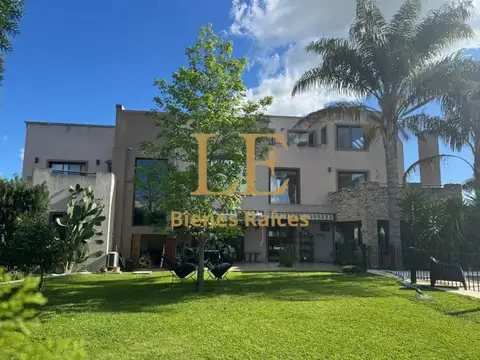 Casa en Venta con 6 cocheras