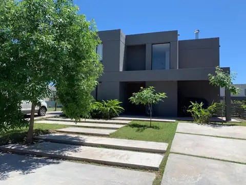 Venta de casa en Lagoon Pilar
