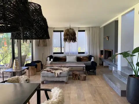 Casa en Venta con 3 cocheras