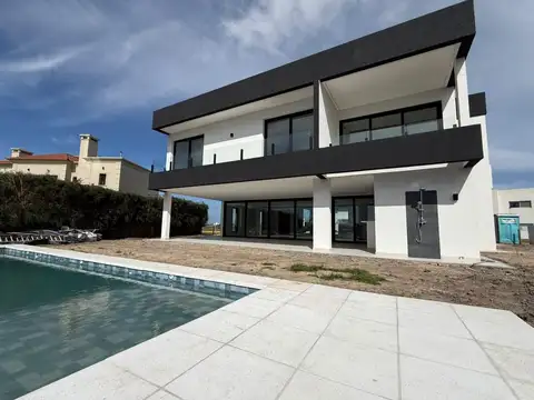 Casa en Venta con 4 cocheras