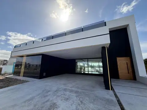 Venta casa de 4 dormitorios con piscina