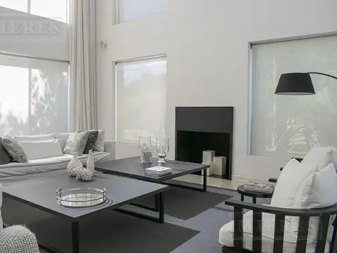 Casa en Venta con 2 cocheras