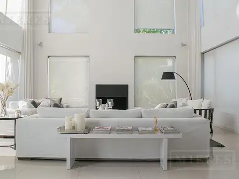 Casa 9 ambientes con 4 baños