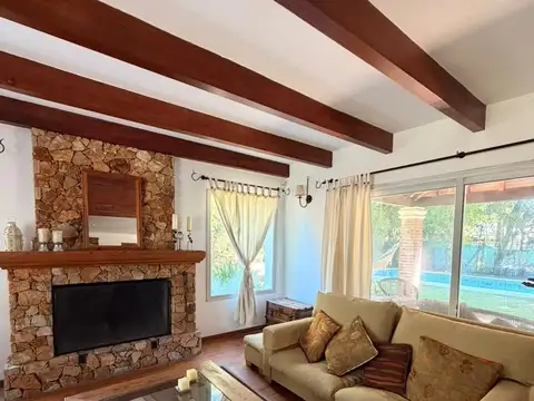 Casa 6 ambientes con 2 baños