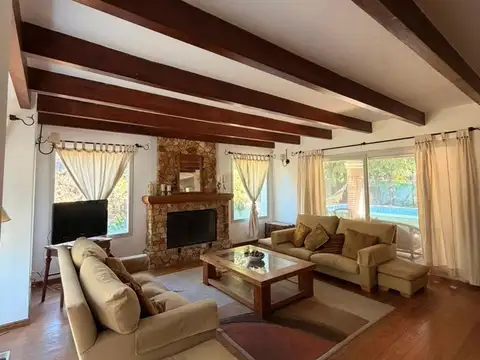 Casa en Alquiler con 1 cochera