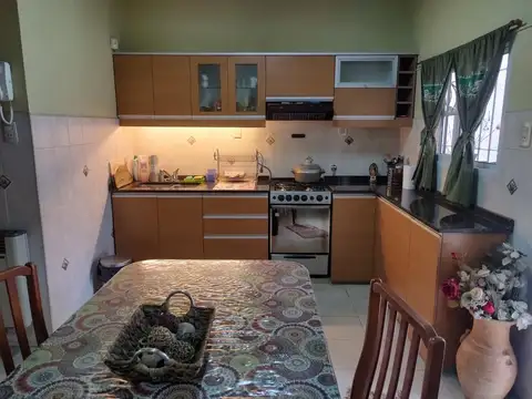 Casa 2 dormitorios garage patio quincho Azcuenaga