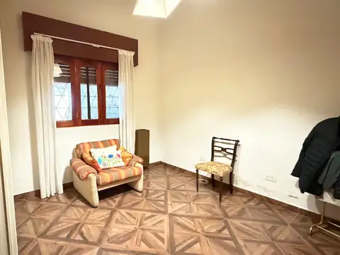 CASA EN LOTE PROPIO 4 AMBIENTES CON JARDIN AL FONDO Y PILETA