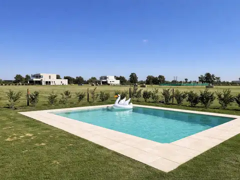 Casa en Alquiler con 4 cocheras